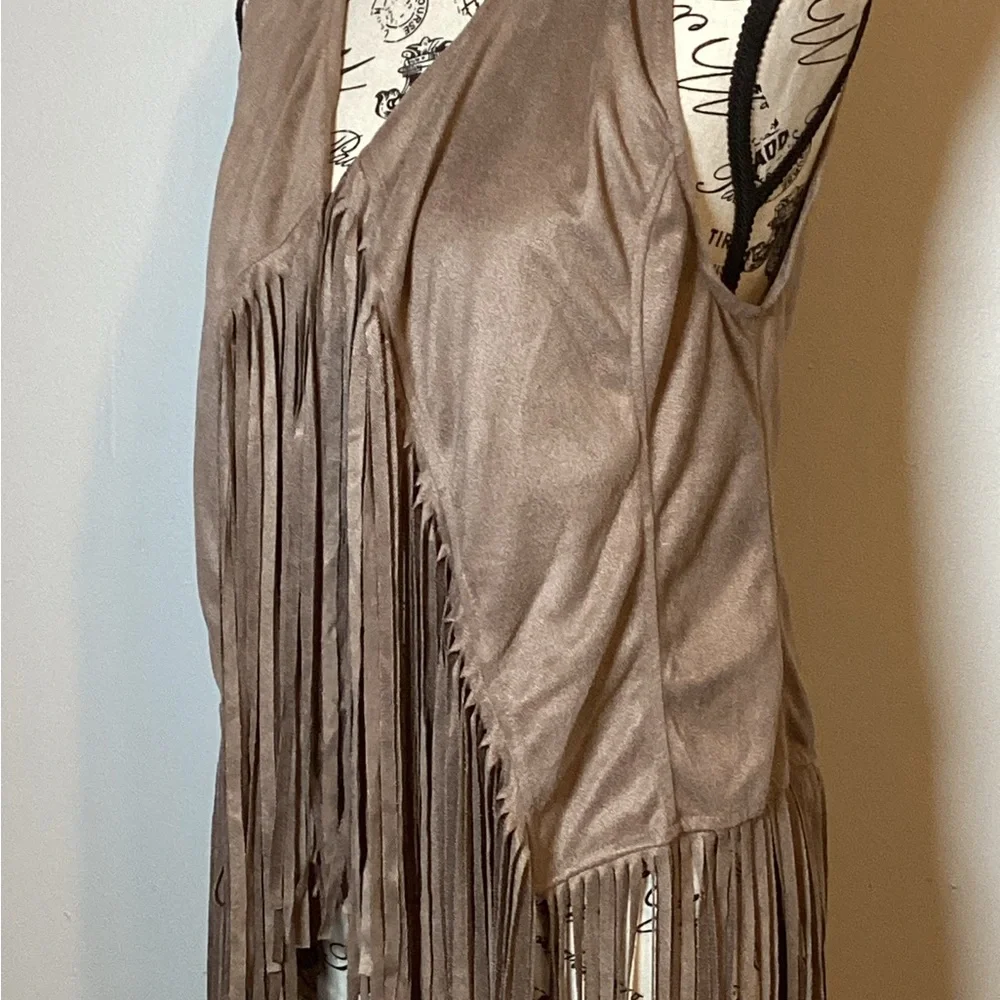 BOHO FAUX SUEDE FRINGE VEST TAUPE HIPPIE FESTIVAL SIZE LARGE BRAND NEW ☮️